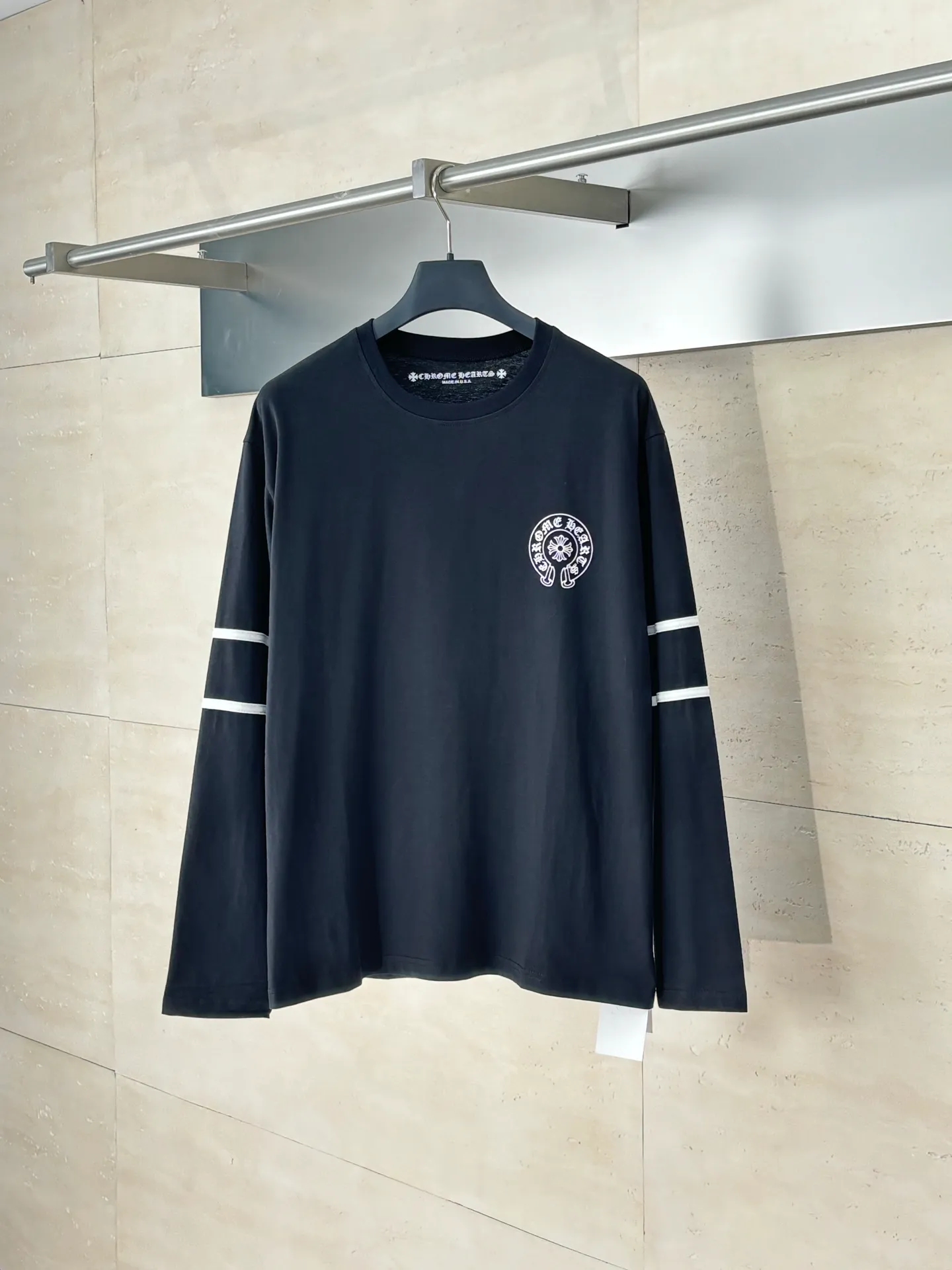 🅿️340 Chrome Hearom*/Chrome Heart sports style 33 printed long-sleeved T-shirt really shows off your figure! I love this simple and stylish T. It’s easy to wear every day. The overall fit is a good fit. The body has some allowance and is tolerant to the body. The upper body is comfortable and easy to wear without being tight. It has three-quarter sleeves and a contrasting color design to enrich the layering. The chest, neckline and chest are printed with letters, which restores the details. Whether worn alone or layered, his presence is indispensable. Wearing it casually is very high-end, and various Instagrams have put it on, showing off the trendy street fashion items!  Size：S/M/L
